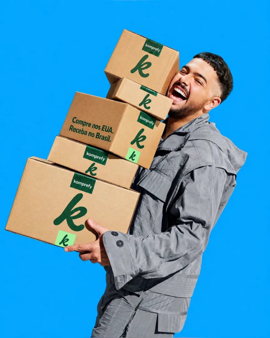 Cliente carregando várias caixas Komprefy