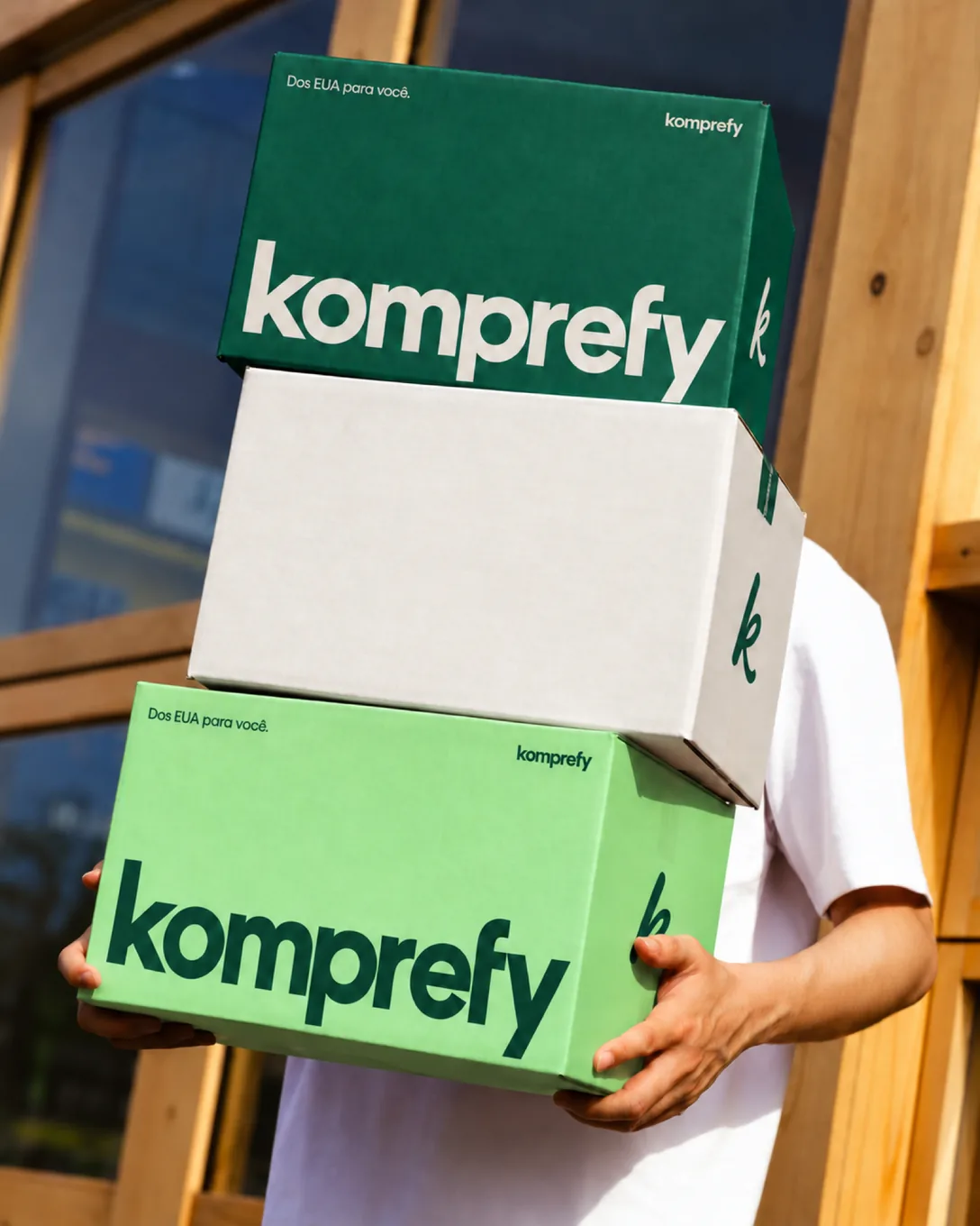 Caixas Komprefy empilhadas nas mãos de um cliente