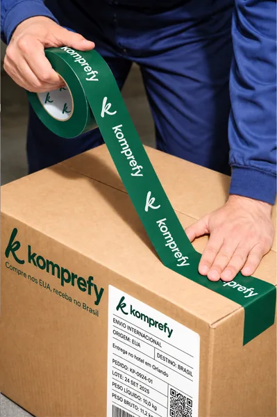 Caixa sendo fechada com a fita verde Komprefy