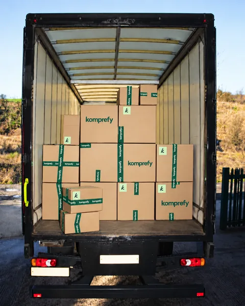 Caminhão carregado de caixas Komprefy